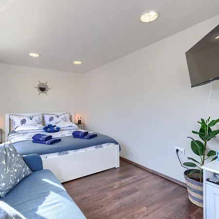 Apartment Nina By Interhome Umag